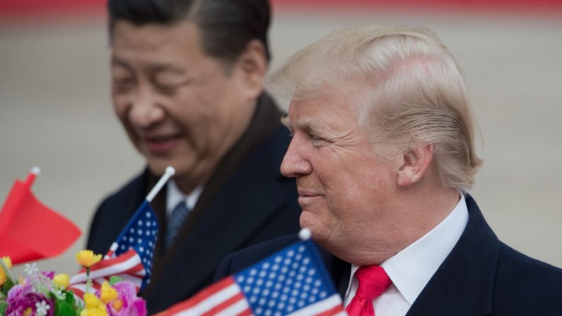 El presidente de China, Xi Jinping (Iz.), y el presidente de los Estados Unidos, Donald Trump, asisten a una ceremonia de bienvenida en Beijing el 9 de noviembre de 2017. (Crédito de NICOLAS ASFOURI / AFP / Getty Images)