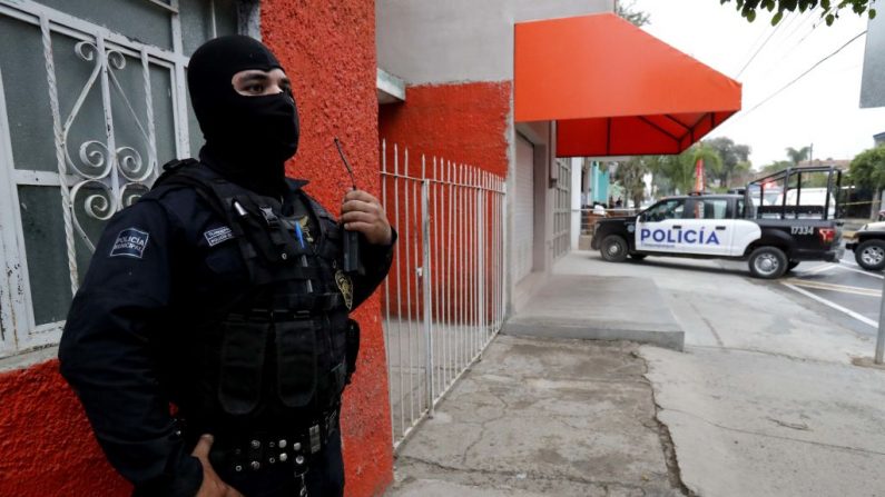 Un agente de policía monta guardia cerca de la escena de un crimen en Guadalajara, estado de Jalisco (México) el 8 de febrero de 2018. (Ulises Ruiz/AFP vía Getty Images)