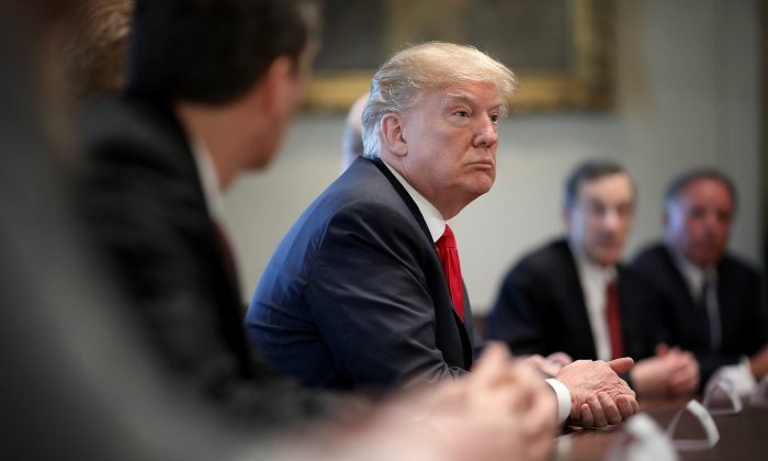 El presidente de EE. UU., Donald Trump, participa en una reunión con líderes de las industrias del acero y el aluminio en la Casa Blanca, en Washington DC, el 1 de marzo de 2018. (Crédito de Win McNamee / Getty Images)