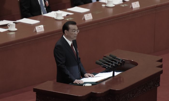 El Primer Ministro chino Li Keqiang pronuncia un discurso durante la sesión inaugural del órgano legislativo de China, el Congreso Nacional Popular, en el Gran Salón del Pueblo de Beijing, el 5 de marzo de 2018. (Etienne Oliveau/Getty Images)