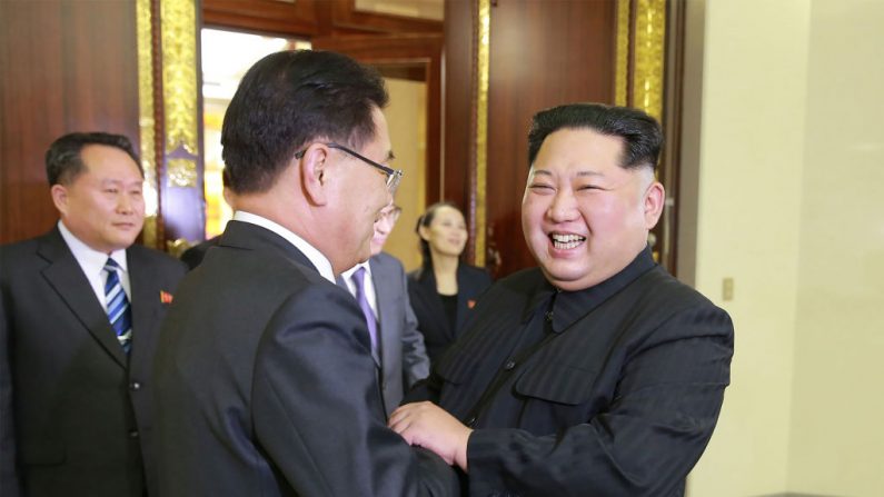 Fotografía publicada por la Agencia de Noticias Central Coreana de Corea del Norte el 6 de marzo de 2018 que muestra al líder norcoreano Kim Jong-Un (Der.) estrechando la mano del principal delegado surcoreano, Chung Eui-yong (Cen.), durante la reunión de ambos países en Pyongyang. (Crédito de la foto debe leer STR / AFP / Getty Images)