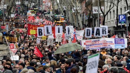 Los jubilados salen a las calles de España contra la nieve y la lluvia por aumento de pensiones