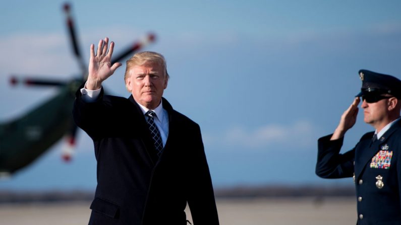 El presidente de los Estados Unidos, Donald Trump, llega a la Base de la Fuerza Aérea Andrews el 25 de marzo de 2018, en Maryland. (Crédito de BRENDAN SMIALOWSKI / AFP / Getty Images)