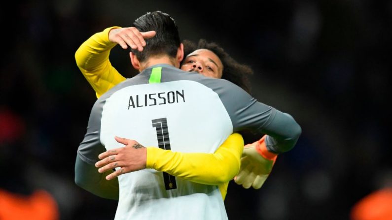El portero brasileño Alisson (delante) y el defensa brasileño Marcelo, celebran después de su partido de fútbol internacional amistoso entre Alemania y Brasil en Berlín, el 27 de marzo de 2018. (Crédito de ROBERT MICHAEL / AFP / Getty Images)