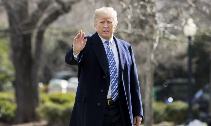 El presidente Donald Trump antes de abordar Marine One en el jardín sur de la Casa Blanca en Washington camino a Mar-a-Lago, Florida, el 23 de marzo de 2018. (Samira Bouaou / La Gran Época)