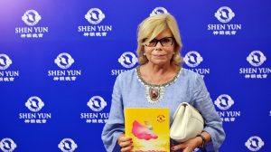 Empresaria se conecta con la espiritualidad de Shen Yun y felicita al creador