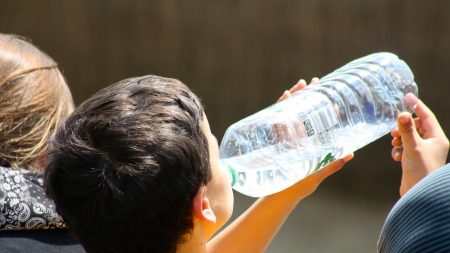 Detectan una «preocupante» presencia de plástico en agua embotellada de hasta 11 marcas