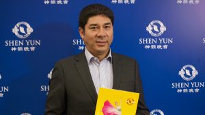 Director de Aeropuertos de Chile disfruta de la «danza de primer nivel» de Shen Yun