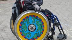 Joven convierte su silla de ruedas en accesorio de moda para concientizar sobre la discapacidad