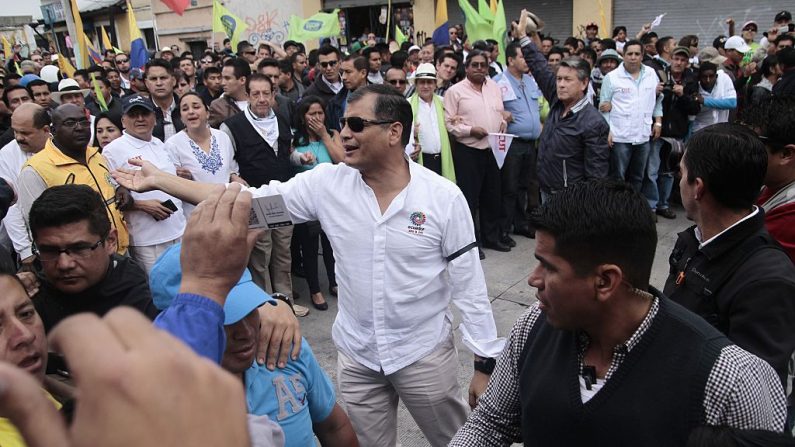 El presidente ecuatoriano Rafael Correa, participa en campaña, supuestamente financiada por las FARC- de Colombia, en Quito. FOTO AFP/JUAN CEVALLOS. (El crédito de la foto debe leer JUAN CEVALLOS/AFP/Getty Images)