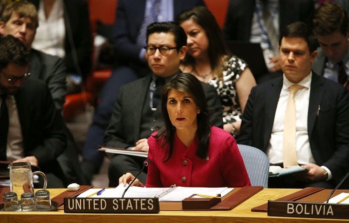 La embajadora de Estados Unidos ante las Naciones Unidas (ONU) Nikki Haley habla durante una reunión del Consejo de Seguridad de la ONU. (Foto de Spencer Platt/Getty Images)