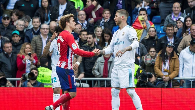 El defensa del Real Madrid Sergio Ramos (d) saluda al delantero del Atlético de Madrid Antoine Griezmann, tras el partido correspondiente a la jornada 31 de La Liga que se disputa esta tarde en el estadio Santiago Bernabéu. EFE/Rodrigo Jiménez