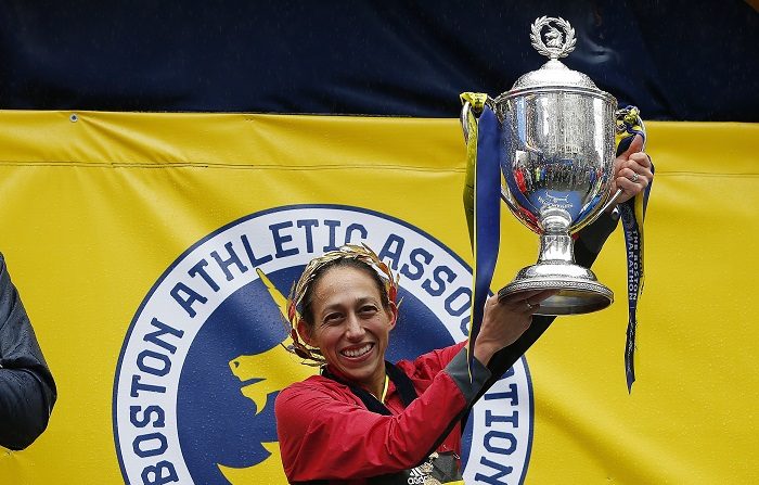 La estadounidense Des Linden celebra en el podio la victoria conseguida en la edición número 122 del Maratón de Boston, Massachusetts, EE.UU., el 16 de abril del 2018. EFE/Cj Gunther