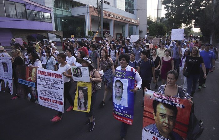 Cientos de estudiantes participan de una marcha protesta por los 3 estudiantes desaparecidos desde el 19 de marzo en la ciudad de Guadalajara, en el occidente de México hoy. La investigación para dar con los tres estudiantes de cine desaparecidos el 19 de marzo, registra pocos avances. EFE/Carlos Zepeda