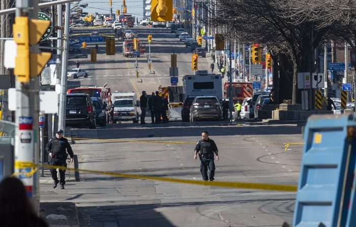 TORONTO (CANADÁ), 23/04/2018.- Miembros de la policía de Toronto trabajan en el lugar donde una camioneta alquilada ha recorrido la acera golpeando a varios peatones hoy, lunes 23 de abril de 2018, en Yonge Street, norte de Toronto (Canadá). EFE/WARREN TODA