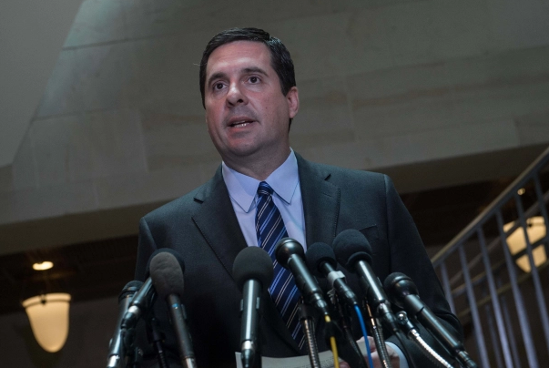 Representante de California Devin Nunes, presidente del Comité de Inteligencia de la Cámara,.habla con la prensa sobre la investigación de la injerencia rusa en las elecciones presidenciales de 2016 en Capitol Hill, la sede del Congreso en Washington, DC, el 24 de marzo de 2017 (Nicholas Kamm / AFP / Getty Images)
