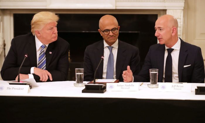 El Presidente Donald Trump, junto al Director de Microsoft, Satya Nadella; el Director de Amazon, Jeff Bezos; asisten a una reunión del Consejo de Tecnología de Estados Unidos en el Comedor de la Casa Blanca en Washington DC. el 19 de junio de 2017. (Chip Somodevilla / Getty Images)