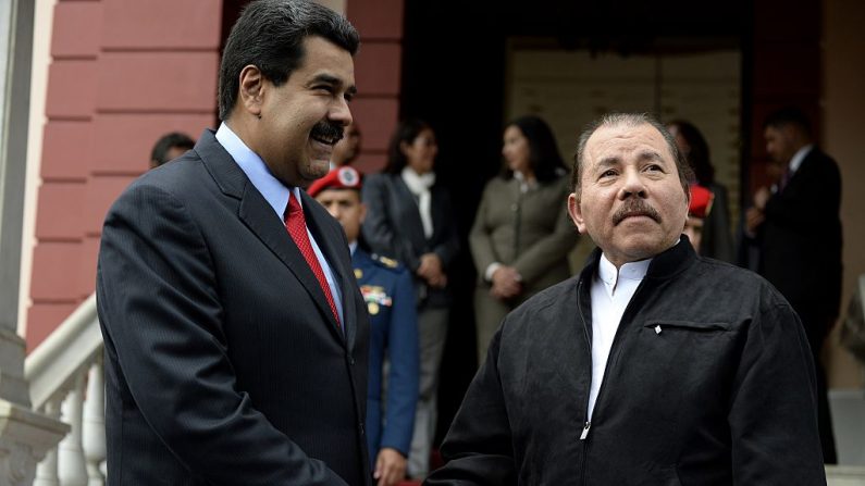 El líder socialista Nicolás Maduro (izq.) saluda al líder nicaragüense Daniel Ortega.(Federico Parra/AFP/Getty Images)