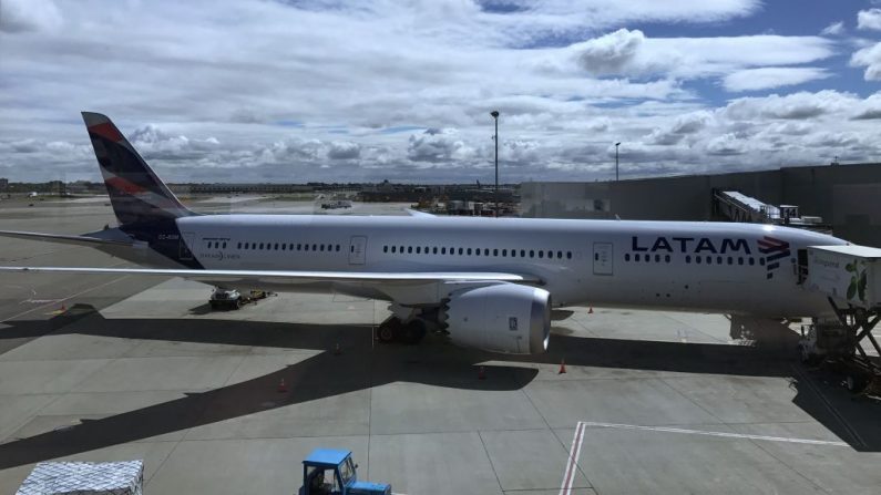 Un Boeing 787 Dreamliner de Latam Airlines se encuentra en la puerta del Aeropuerto Internacional John F. Kennedy de Nueva York. FOTOGRAFÍA AFP / Daniel SLIM (El crédito de la foto debe leer DANIEL SLIM/AFP/Getty Images)