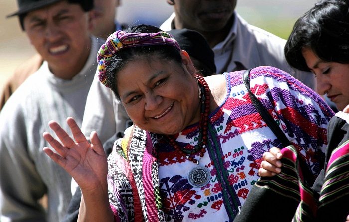 Rigoberta Menchú, premio Nobel de la Paz de Guatemala, saluda a los periodistas a su llegada al aeropuerto. AFP PHOTO/Eitan ABRAMOVICH. (El crédito de la foto debe leer EITAN ABRAMOVICH/AFP/Getty Images)