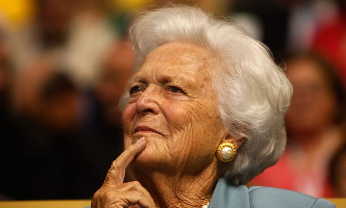 La ex primera dama Barbara Bush asiste al segundo día de la Convención Nacional Republicana (RNC, por sus siglas en inglés) en el Centro Energético Xcel en St. Paul, Minnesota, el 2 de septiembre de 2008. (Scott Olson/Getty Images)
