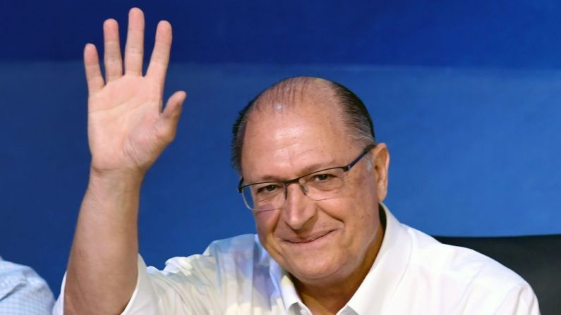 El gobernador de Sao Paulo, Geraldo Alckmin, saluda durante la convención nacional del Partido Socialdemócrata Brasileño (PSDB), en Brasilia, el 9 de diciembre de 2017.
La convención del PSDB eligió abrumadoramente a Alckmin como su líder -- votando 470 a tres -- lanzándolo efectivamente como el candidato del partido para las elecciones de octubre de 2018. FOTOGRAFÍA DE AFP / EVARISTO SA.  (EVARISTO SA/AFP/Getty Images)
