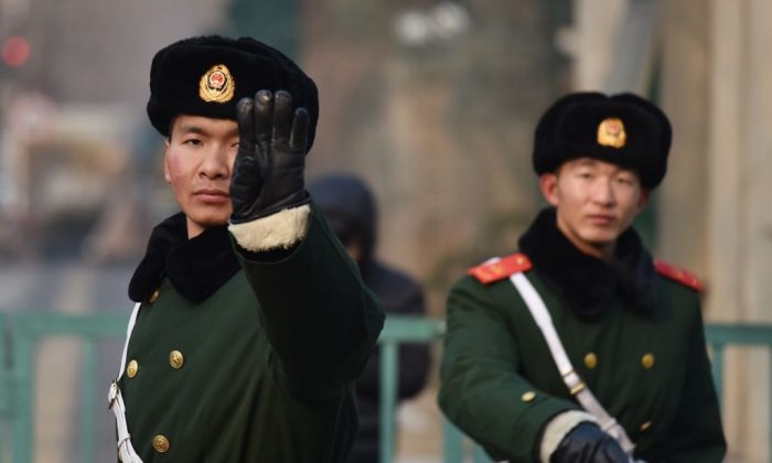 Policías paramilitares chinos vigilan frente a una embajada extranjera en Beijing el 28 de diciembre de 2017. (El crédito de la foto debe leer GREG BAKER/AFP/Getty Images)