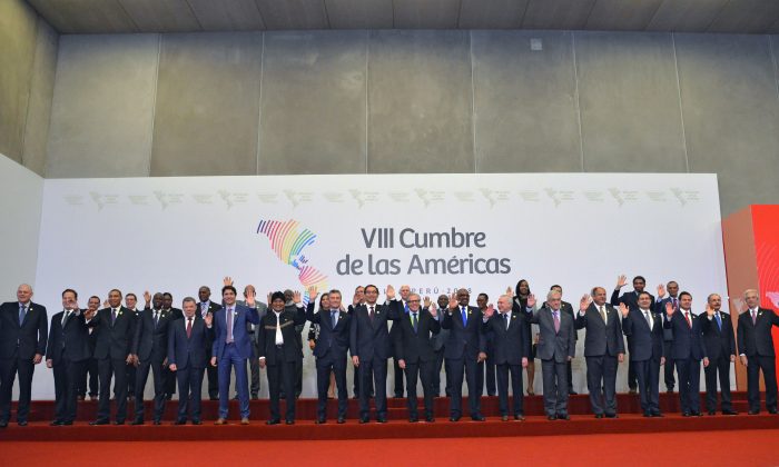 Líderes latinoamericanos posan para la foto de la Octava Cumbre de Las Américas, en Lima, el 14 de abril de 2018. (CRIS BOURONCLE/AFP/Getty Images)