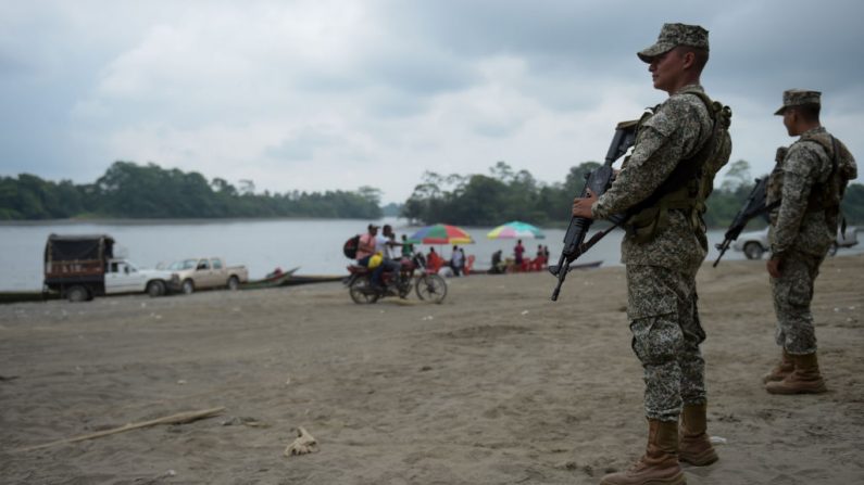Marines colombianos vigilan el río Mira en Imbili, municipio de Tumaco, en el departamento colombiano de Narino, cerca de la frontera con Ecuador, el 15 de abril de 2018. áfico. (RAUL ARBOLEDA/AFP/Getty Images)

