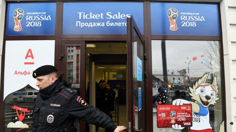 El 18 de abril de 2018, un agente de policía ruso abandona la recién inaugurada taquilla principal de la FIFA en el centro de Moscú.
Las entradas, incluidas las entradas electrónicas para la Copa Mundial de la FIFA Rusia 2018, estarán a la venta en esta oficina a partir del 1 de mayo de 2018. FOTOS AFP / Kirill KUDRYAVTSEV (En la foto se debe leer KIRILL KUDRYAVTSEV/AFP/Getty Images)
