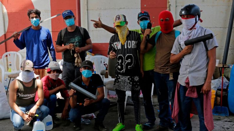 Estudiantes con morteros y armas improvisadas, durante las protestas contra el gobierno del presidente nicaragüense Daniel Ortega en Managua el 25 de abril de 2018. (Foto de INTI OCON / AFP). (El crédito de la foto debe leer INTI OCON/AFP/Getty Images)