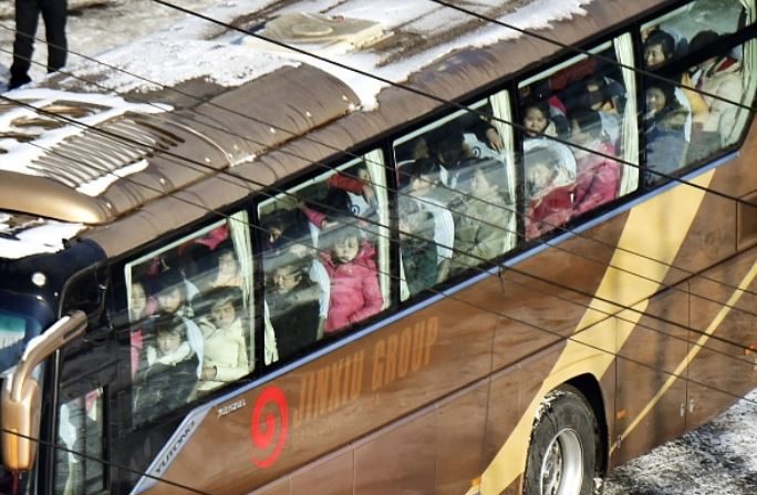 Trabajadores norcoreanos abordan un autobús en la aduana de Dandong, ciudad fronteriza de China con Corea del Norte, el 9 de enero de 2018. (Noticias de Kyodo vía Getty Images)