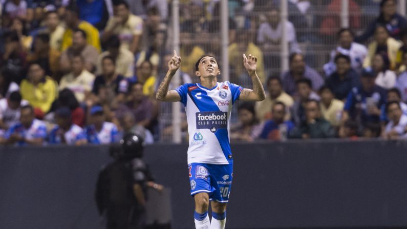 Omar Fernández de Puebla celebra un gol hoy, viernes 20 de abril de 2018, durante el partido de la jornada 16 del torneo clausura de la liga de fútbol mexicana, disputado en el estadio Cuauhtémoc, en la ciudad de Puebla (México). EFE/Francisco Guasco