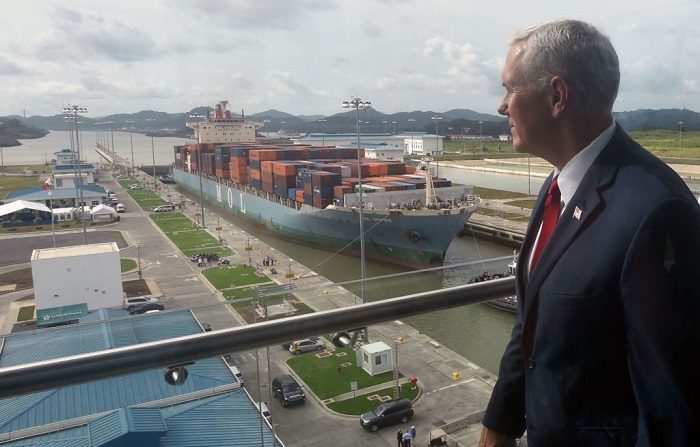 El vicepresidente de los Estados Unidos, Mike Pence, en su visita al Canal de Panamá, en la ciudad de Panamá. En una visita de un día a Panamá como parte de su primera gira en América Latina. FOTOGRAFÍA AFP / RODRIGO ARANGUA (El crédito de la foto debe leer RODRIGO ARANGUA/AFP/Getty Images)