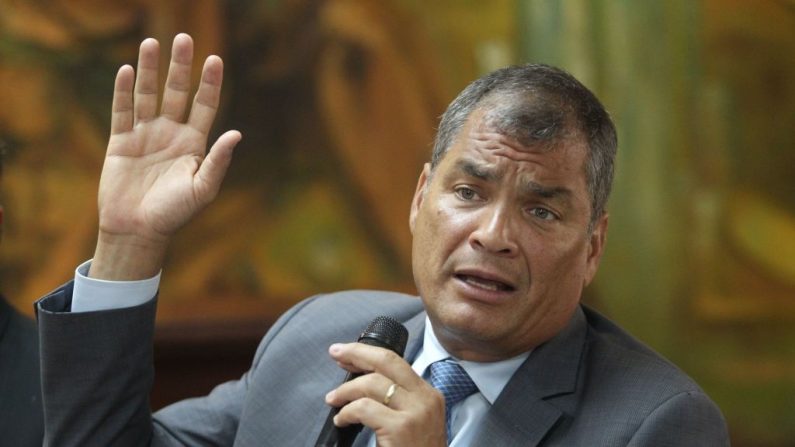 El expresidente ecuatoriano Rafael Correa testifica en relación con un caso de presunta corrupción, en la fiscalía de Guayaquil, Ecuador, el 5 de febrero de 2018. (STR/AFP/Getty Images)