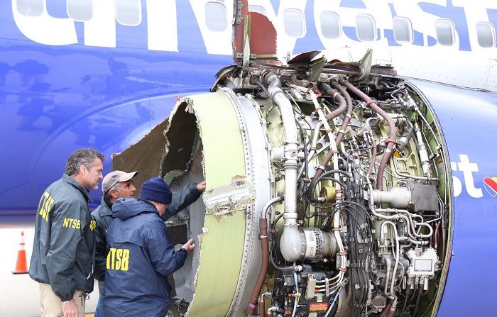 Fotografía muestra a investigadores examinando el daño a un motor del vuelo 1380 de Southwest Airlines, que estaba en ruta del aeropuerto La Guardia en la ciudad de Nueva York a Love Field en Dallas, Texas.  EFE