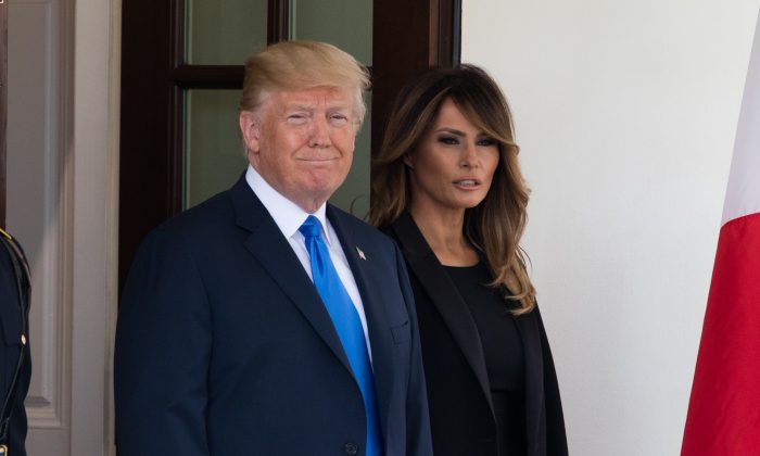 El presidente Donald Trump y la primera dama Melania Trump esperan la llegada del presidente de Francia Emmanuel Macron y su esposa Brigitte Macron a la Casa Blanca en Washington el 23 de abril de 2018. (Samira Bouaou/La Gran Época)