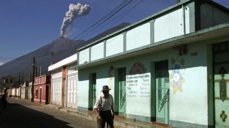 El volcán de Fuego de Guatemala registra explosiones fuertes y flujo de lava