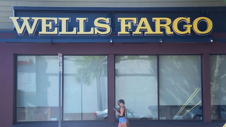 Una mujer pasa junto a una sucursal de Wells Fargo en Pasadena, California. (Frederic J Brown/AFP/Getty Images)