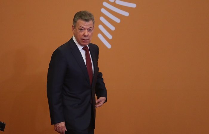 LIM209. LIMA (PERÚ), 14/04/2018.- El presidente de Colombia, Juan Manuel Santos, llega para la foto oficial de la VIII Cumbre de las Américas hoy, sábado 14 de abril de 2018, en el Centro de Convenciones de Lima (Perú). EFE/Ernesto Arias