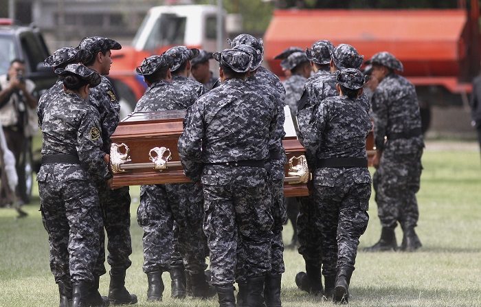 Autoridades capturan a un presunto asesino de tres militares en sur de México
Las autoridades capturaron a un presunto responsables de la emboscada que dejó tres militares muertos y tres más heridos el pasado 8 de mayo, indicó hoy el Grupo de Coordinación del sureño estado mexicano de Guerrero. EFE/ARCHIVO