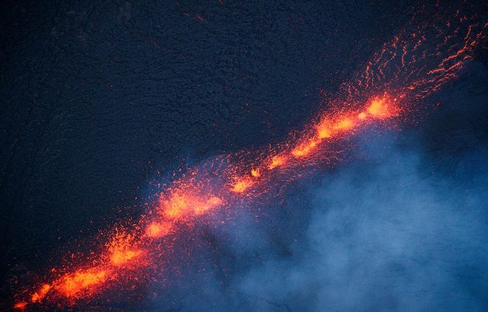 Vista aérea de la fisura 17 en erupción lo que genera preocupación por posibles explosiones y liberación de gases tóxicos si la lava o el magma dañan sus pozos y sistemas de tuberías en Pahoa, Hawai, EE. UU., 14 de mayo de 2018. Las grietas y la sismicidad indican una migración oriental continua. Se han reportado 18 fisuras en Leilani Estate y sus alrededores. Kilauea es el volcán más activo en la Isla Grande de Hawái y algunos expertos predicen que la actividad volcánica podría causar una explosión masiva en las próximas semanas. EFE / BRUCE OMORI / PARADISE HELICOPTERS