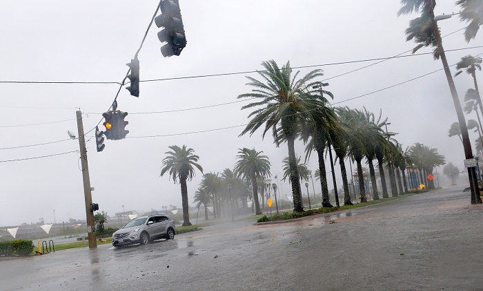 DAY01. DAYTONA BEACH ( FL EEUU), 07/09/2016.- Vista de las fuertes lluvias por el paso del huracán Matthew en la ciudad de Daytona Beach en Florida (Estados Unidos) hoy, viernes 07 de octubre de 2016. EFE/GERARDO MORA