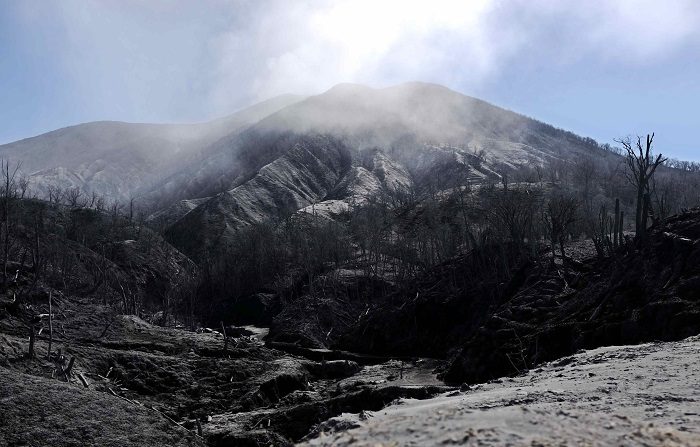 El volcán Turrialba entró en una fase activa de mayor constancia desde octubre de 2014 y a partir de ese momento ha presentado numerosas erupciones de cenizas, gases y material incandescente. EFE/Archivo