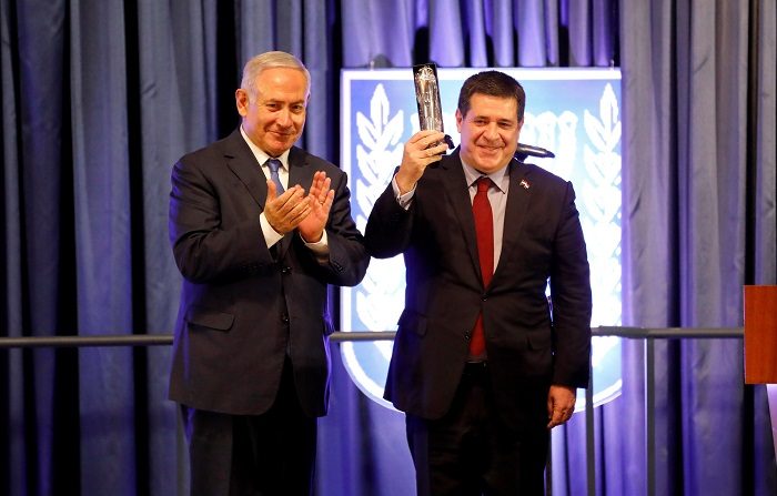EE.UU. agradece a Paraguay llevar su embajada a Jerusalén y espera que más países lo hagan
El primer ministro israelí, Benjamin Netanyahu (i), y el presidente paraguayo, Horacio Cartes (d), asisten a un acto por la inauguración de la embajada de Paraguay en Jerusalén, en el Ministerio de Assuntos Exteriores en Jerusalén, Israel, el 21 de mayo de 2018. EFE