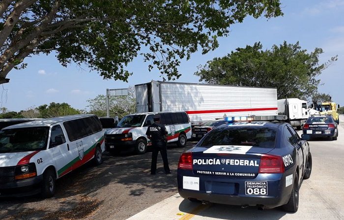 Cien guatemaltecos y un salvadoreño fueron descubiertos hacinados en dos camiones por policías municipales cuando viajaban por el sureño estado mexicano de Oaxaca, informó hoy el Instituto Nacional de Migración (INM) de México). EFE/ARCHIVO