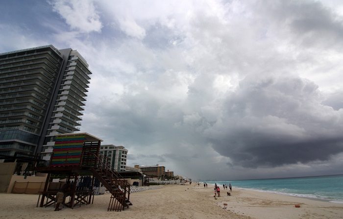 La NOAA prevé hasta nueve huracanes en la temporada ciclónica en el Atlántico
Vista general de la playa que luce banderas de alerta amarilla emitida por las autoridades de protección civil ante la llegada de una tormenta a las costas de Quintana Roo (México). EFE/Archivo
