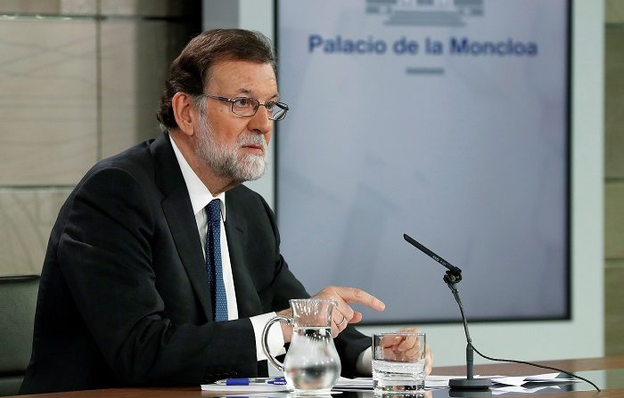 El presidente del gobierno Mariano Rajoy, durante su comparecencia ante los medios de comunicación este mediodía en el Palacio de la Moncloa. EFE