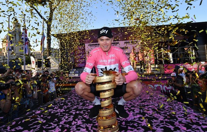 Chris Froome conquista su primer Giro de Italia
British Britain's Chris Froome poses with the trophy of the Giro d'Italia cycling race after the twenty-first and final stage of the Giro d'Italia cycling race, over 115 km in Rome, Italy. EFE/EPA
