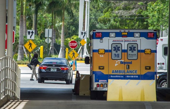 Un hombre con una máscara de monstruo que intentó atacar con un palo y unas tijeras a un empleado de un restaurante que estaba cerrando el negocio, acabó muerto por los disparos que le hizo su víctima. EFE/Archivo